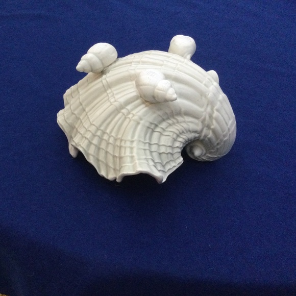Vintage Beautiful Fritz and Floyd Coquille footed shell container. 7 inches long - Picture 2 of 3